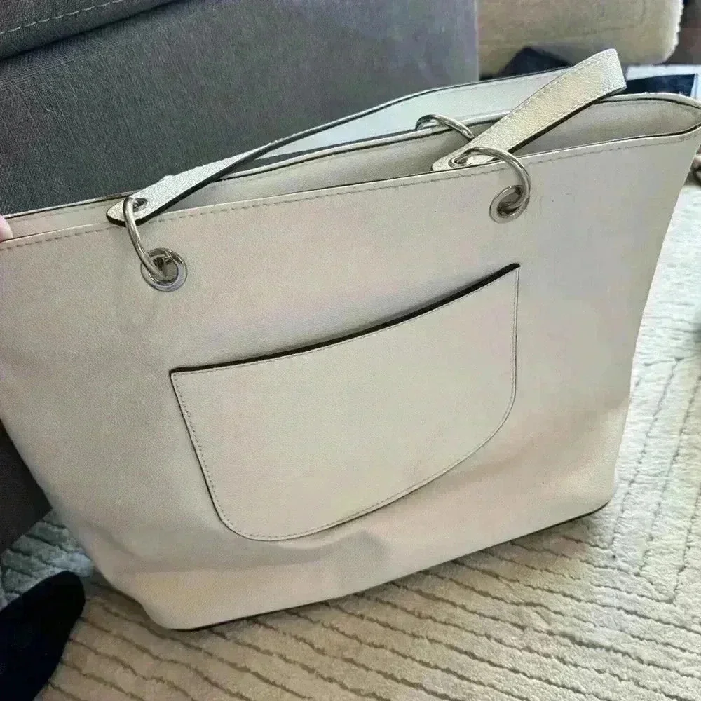 Guess purse/tote beautiful white color